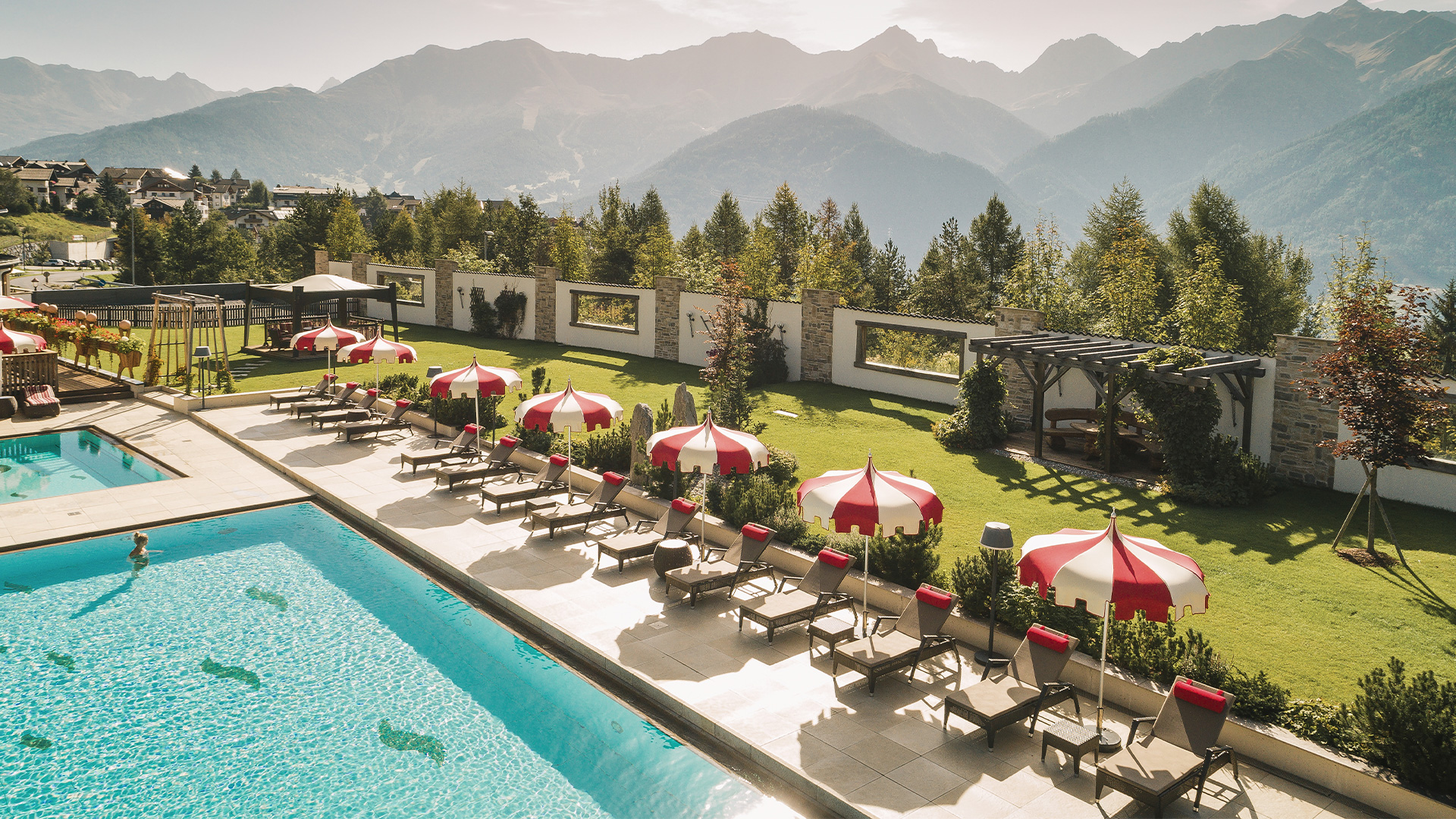 Hotel Fisserhof Fiss Serfaus Ladis Pool mountain view austria