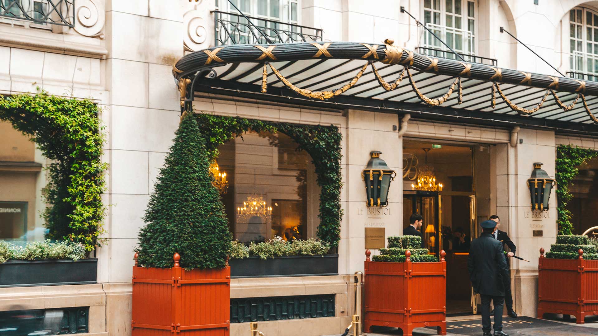 hotel le bristol paris entrance