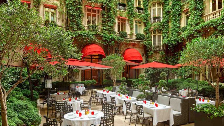 taylor swift hotel plaza athenee paris